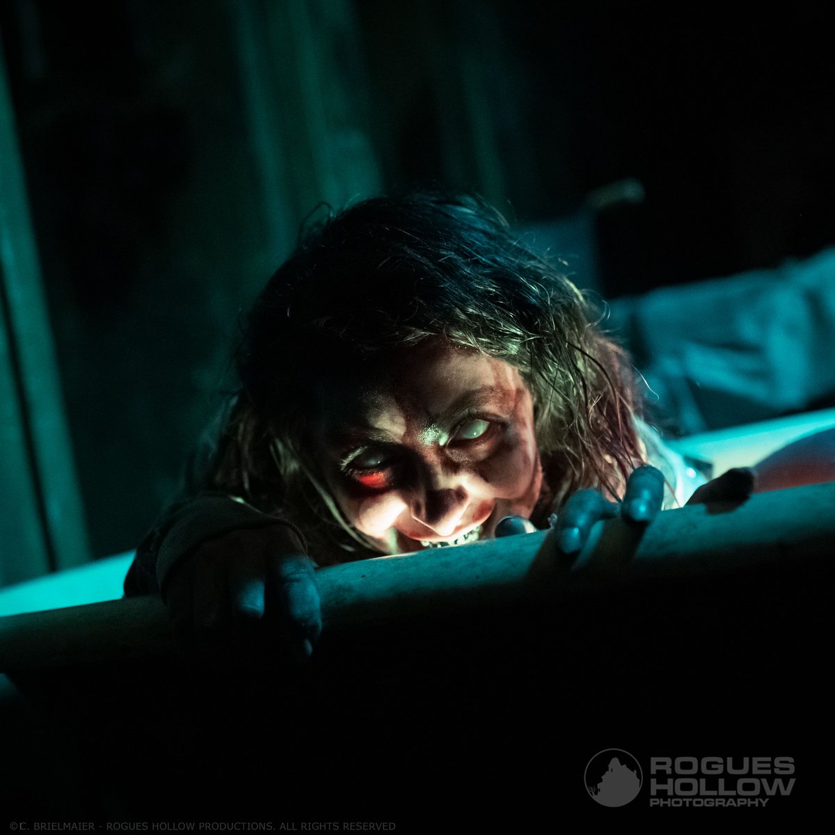 rogueshollow's tweet photo. A shot from @Frightworld in Buffalo NY.
#hauntedhouses #photography #hauntphotos #haunts #horror #hauntlife #halloween #frightworld https://t.co/50w9seCfkj