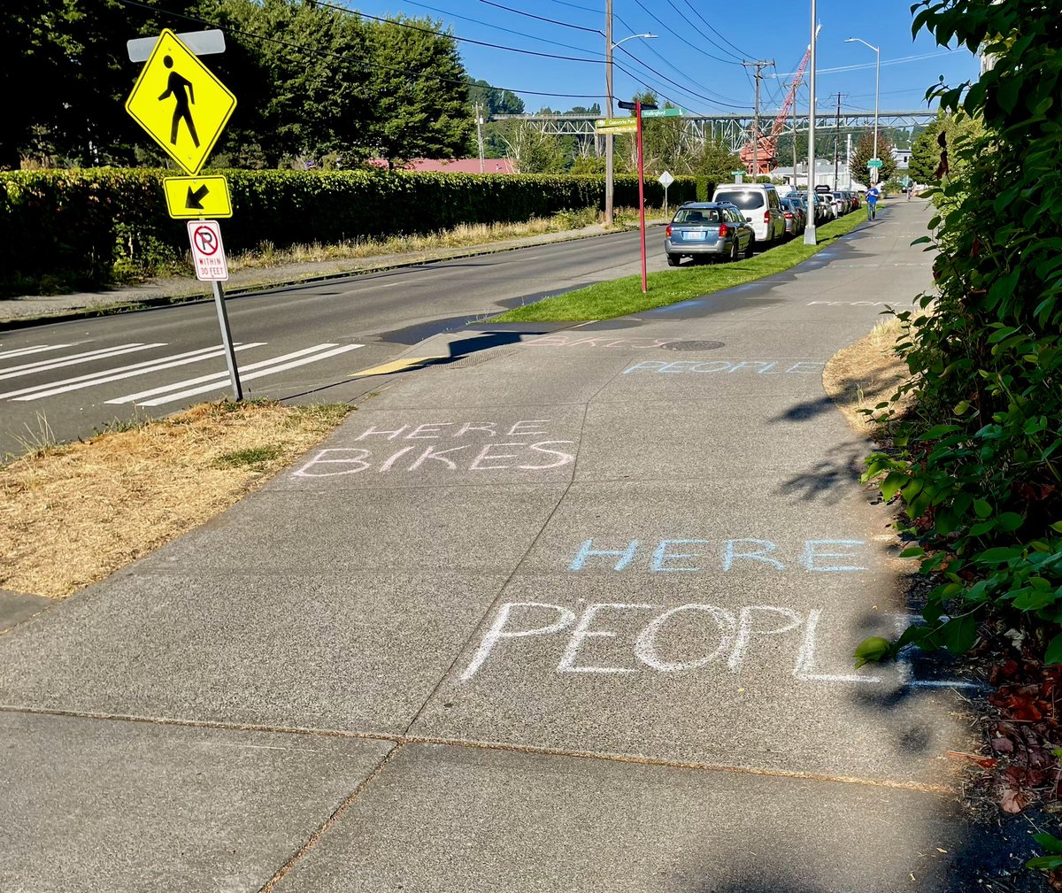 jeffpowers's tweet image. Burke-Gilman conflict zone at Gas Works Park. Chalk is not infrastructure. @SeattleParks @dongho_chang @SNGreenways @SeattleDOTr