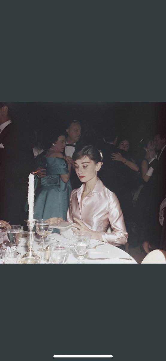 Imagine.On est en 1955.Soir de gala au Lido.
Tu te dis:" Je le crois pas,elle est seule à sa table….JE suis à sa table." Et puis,non!T’es à la table du couple derrière et Madame qui fait la gueule,elle n’aime pas le foie gras!☹️
Merci ⁦⁦<a href="/corinnelangloi3/">上海外围/北京学生/杭州资源/深圳上门/成都兼职/大连外围/海口伴游/哈尔滨外围/长春约啪/温州外围</a>⁩ pour l’archive.