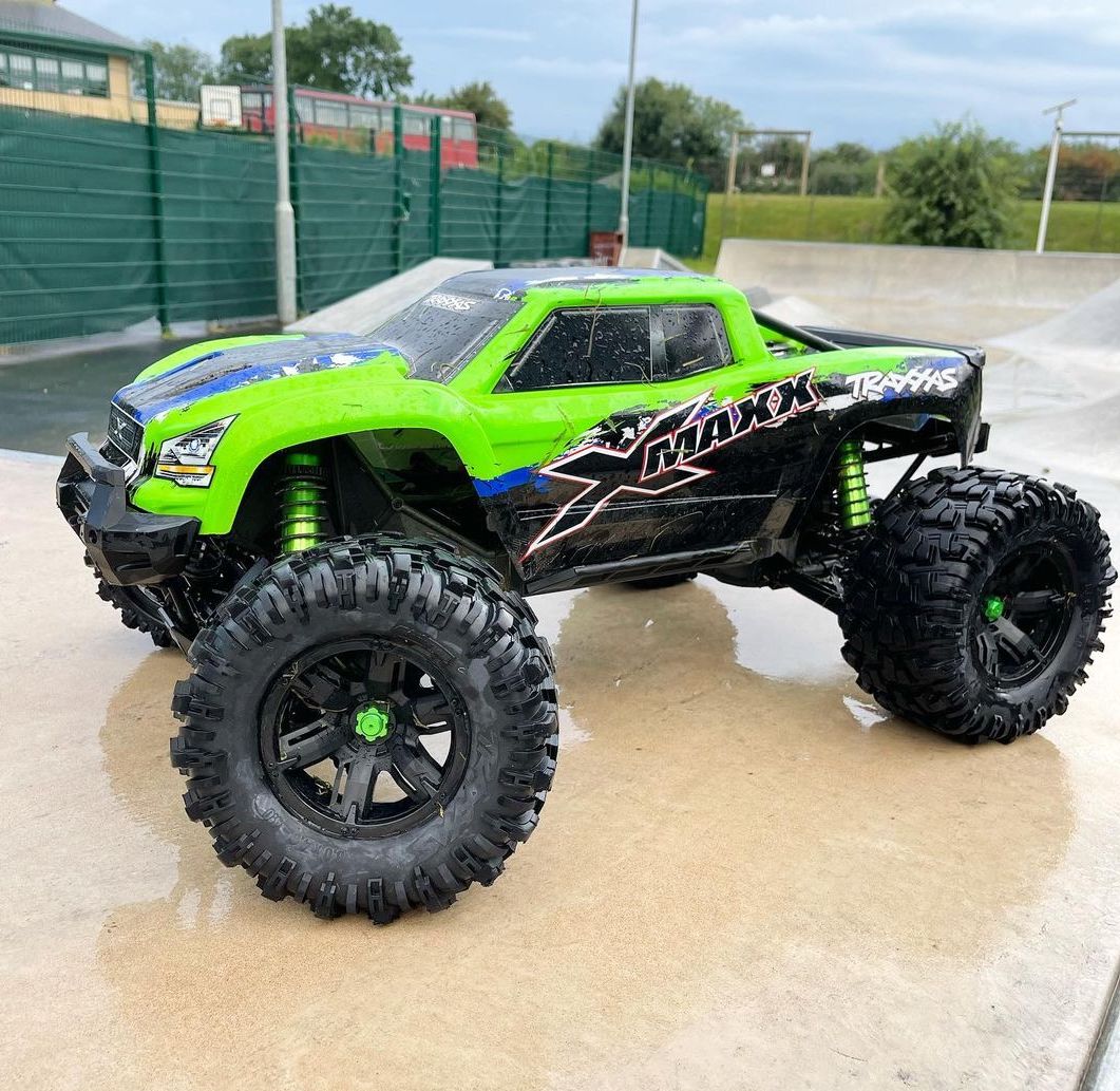 Traxxas's tweet photo. Some rain at the skate park with the #Traxxas X-Maxx? Count us IN. 😎

Who else likes losing a little bit of traction?? 🖐🏼

[[Model # 77086-4]] #TraxxasXMaxx
#FastestNameInRadioControl
#TraxxasFanPhoto 📸: rc dallas uk https://t.co/B7hgt5MLTu
