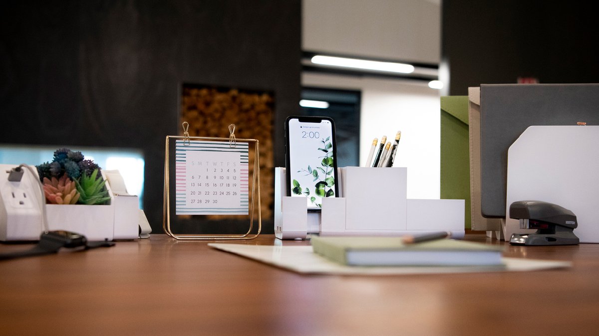 BostitchOffice's tweet image. 🖥️ An organized workspace = a more productive work day!
#organizedworkspace #organization #deskorganizer #deskgoals