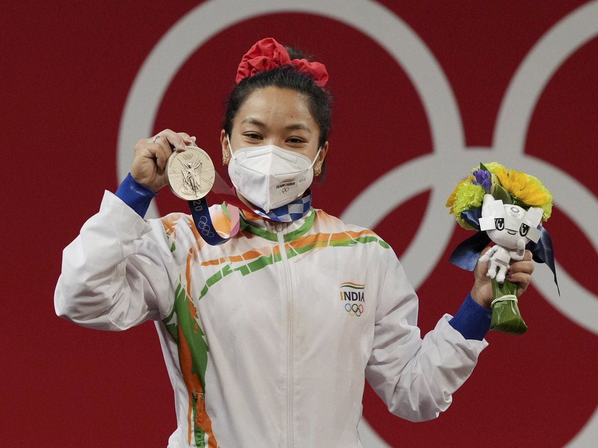 rha_india's tweet photo. . @Pvsindhu1 @mirabai_chanu @LovlinaBorgohai you have truly shown us what it means to raise the flag higher and this I-Day we will make you proud.

Join us in our mission to vaccinate 150K fellow Indians &amp; serve 5 million meals! 🇮🇳💪💚

#MIssion28States #RobinhoodArmy https://t.co/raEMP5u0t7