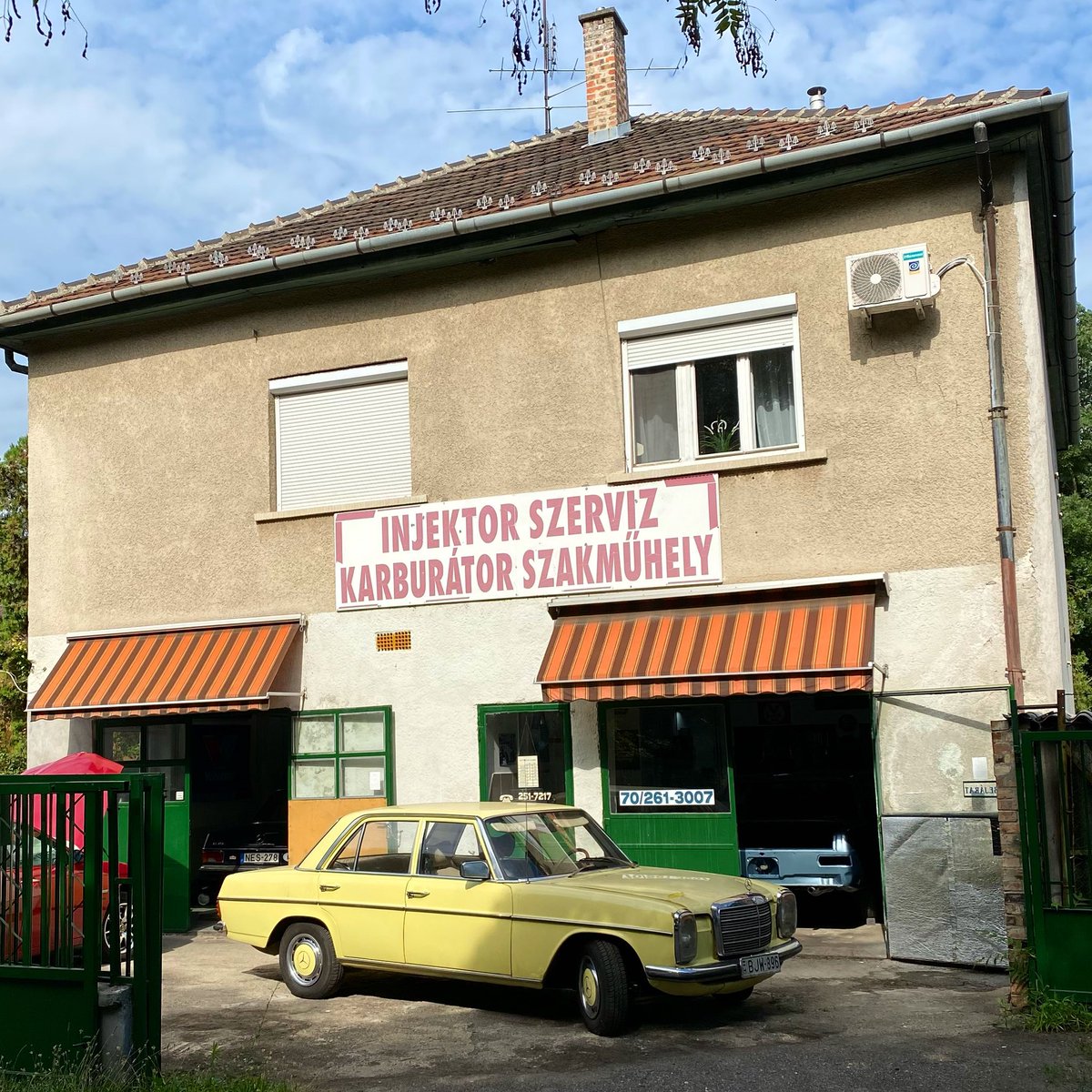 DeadCarWalking's tweet photo. Stroke 8 meeting point
Mercedes-Benz 200 (W115 facelift, 1975) spotted in Budapest.
#MercedesBenz #W115 #strich8 #Stroke8 #workshopwednesday https://t.co/TICMeTue7m
