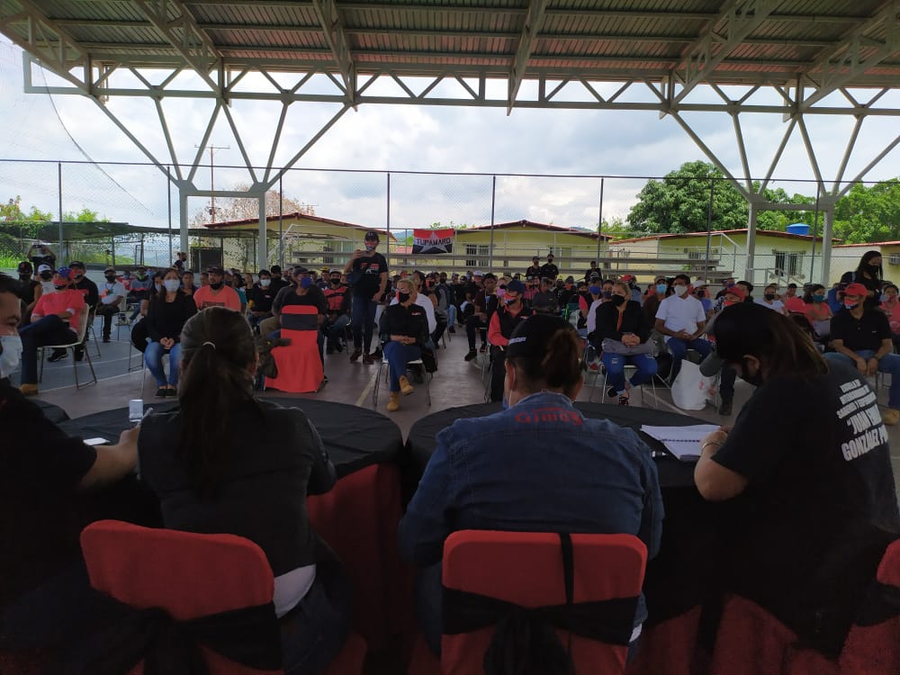 MirandaMrt2's tweet photo. @WBenavides_MRT Sec.Nacional del partido @TupamaroMRT da inicio al Encuentro del Secretariado Regional Ampliado en #Miranda junto a los miembros de la Dirección Nacional y su responsable @LuisAlvarez_MRT 
#LaClaveEsVacunarse 
#04Agosto 🇻🇪📸 https://t.co/ecgk01tPh1