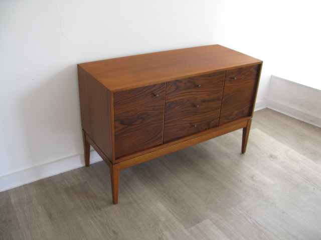 Funkyjunkyuk's tweet photo. A 1960s teak and rosewood compact sideboard by Gunther Hoffstead for Uniflex #interiors #interiordesign #retro #vintage #midcentury #rosewood #teak #uniflex https://t.co/GxgEBgPhCq