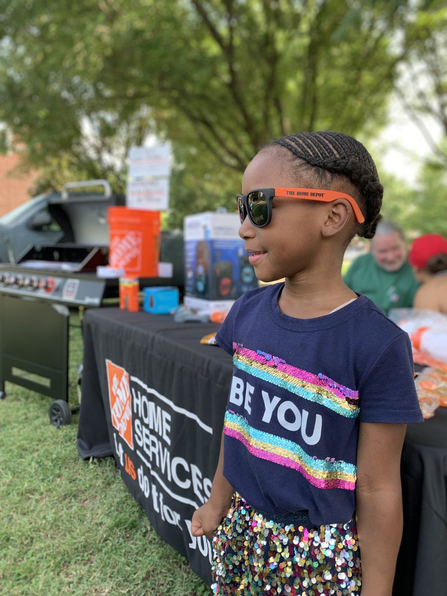 Team Briley Parkway having a fantastic evening at National Night!  Spent the evening with local Law Enforcement, Government Leaders and members of the East Side Community.  <a href="/BrianGamberini/">Brian Gamberini</a> @thd_young <a href="/tara_app/">Tara App</a> <a href="/AishaALeighton/">Aisha Leighton</a>