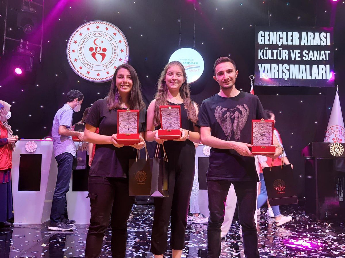 TÜRKİYE 3. OLDUK.
Gençlik Spor Bakanlığı Üniversiteli Gençler Arası Bilgi Yarışmasında #AfyonkarahisarGençlikMerkezleri  Olarak Türkiye 3. Olduk. Gençlerimizi Tebrik Ediyor Başarılarının Devamını Diliyoruz.
<a href="/GSB_Afyon/">Afyonkarahisar Gençlik ve Spor İl Müdürlüğü</a>
@AfyonKarahisrGM <a href="/GSB_KarahisarGM/">Karahisar Gençlik Merkezi</a> @sandikligm <a href="/GSB_EmirdagGM/">Emirdağ Gençlik Merkezi</a>