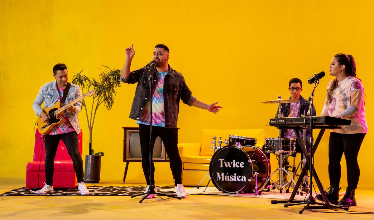En su nueva faceta <a href="/twicemusica/">Twice Música</a> prepara su EP y lanza #NuncaMeSoltaras tercer single de esta producción
La declaración Nunca Me Soltarás toma más fuerza con el tema que nace de una progresión de acordes con un efecto propio de los años 70 con la fusión del funk, pop y disco