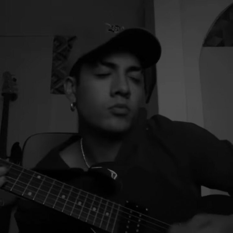 PostingSaak's tweet photo. odio mi existencia,pero estoy enamorada de la tuya 🤍. https://t.co/ALpkaatIpU