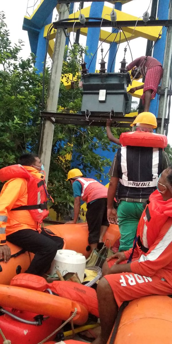 02ndrf's tweet image. आपदा सेवा सदैव सर्वत्र
#WestBengalFloods
#TeamNDRF with #StateAdministration
#LogisticSupportToElectricityDepartment for restoration of Electricity in #FloodAffected area of Bhatora&amp;amp; Chinta Village,Amta-2,Howrah 
@satyaprad1
@PIBKolkata
@ndmaindia
@NDRFHQ 
@dmhowrah  
@PTI_News
