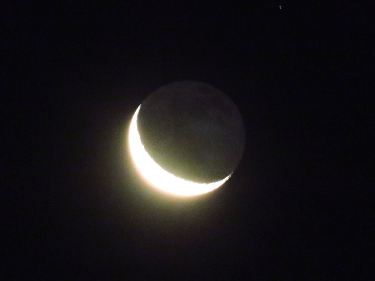 arakencloud's tweet photo. 夜空で月が輝いています。
月の欠けた部分が地球で反射した太陽光に照らされてうっすら光る、地球照も見えています。ぜひ夜空を見上げてみてください。 https://t.co/TYFhvIxh7A