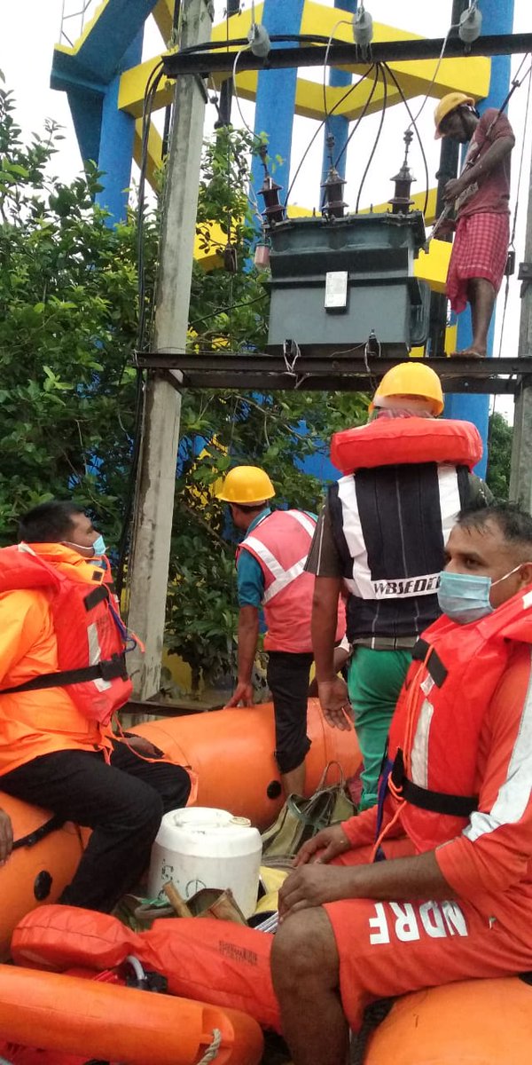 02ndrf's tweet image. आपदा सेवा सदैव सर्वत्र
#WestBengalFloods
#TeamNDRF with #StateAdministration
#LogisticSupportToElectricityDepartment for restoration of Electricity in #FloodAffected area of Bhatora&amp;amp; Chinta Village,Amta-2,Howrah 
@satyaprad1
@PIBKolkata
@ndmaindia
@NDRFHQ 
@dmhowrah  
@PTI_News