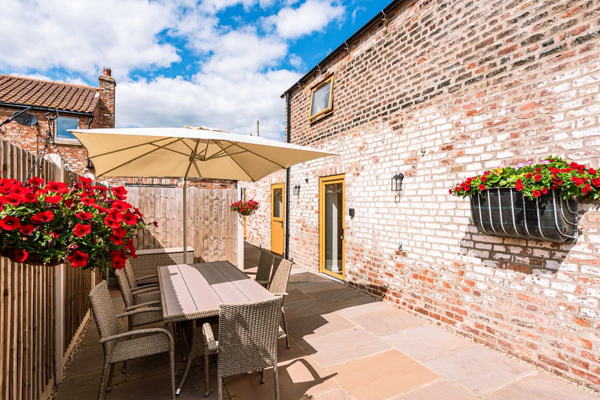 The perfect spot to dine al fresco with family in the late afternoon sun. 🍝

Key details:
🏡 Brecks Farm - The Mill
📍 Short drive to #York’s attractions
🛏 3 Bed / Sleeps 6
🚙 Private Parking 
✨Beautiful interiors throughout

Take a closer look here: bit.ly/37hQ65N