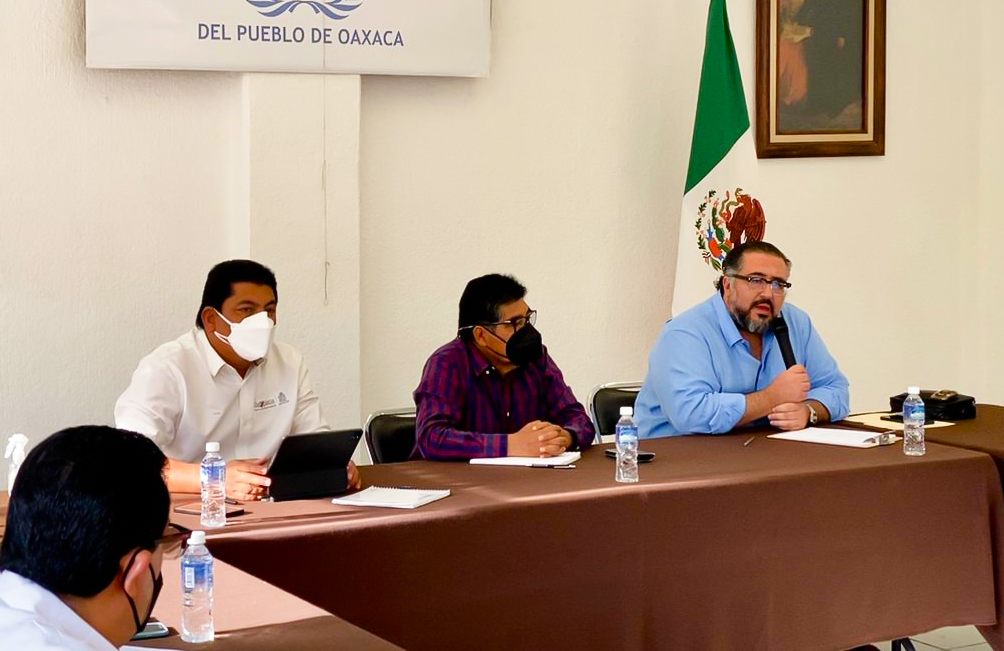 PeimbertArturo's tweet photo. En estrecha coordinación con el Srio. Gral. del @GobOax @PacoPiza9, instalamos y llevamos a cabo una mesa de diálogo con las organizaciones sociales FPR, UACOL, MULT, Comité de Víctimas por Justicia y Verdad de Nochixtlán, así como de representantes de Huazantlán del Río. (1/3) https://t.co/nnrh57cnR6