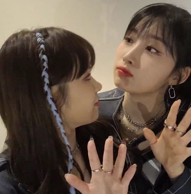 tiny__eu's tweet image. happy bday to jiwon's soulmate &amp;lt;3 we love u forever sihyeon 🥺💖
#HopeSihyeonDay
#HAPPY_SIHYEON_DAY @EVERGLOW_twt