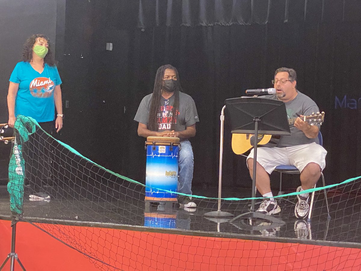 ⁦@BerkieBulldogs⁩ got the game started the right way today.  We even had our talented teachers to entertain us.  #yourtimetoshinepbc
