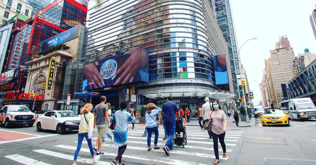 BrandedCities's tweet photo. The newest #collaboration between @adidas and @Beyonceβs @WeAreIvyPark is larger than life on our #MidtownWestDigitals.
#ImpossibleIsNothing #Adidas #howdoyouflex #ivypark #flexpark #beyonce @KampGrizzly #nyc #manhattan https://t.co/UPBurR9xq7