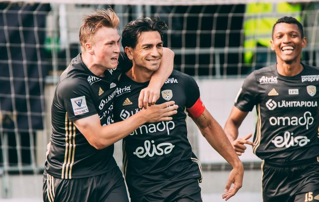 SJK_Seinajoki's tweet photo. Veikkausliigan heinäkuun Kuukauden Pelaaja on SJK:n kapteeninnauhaa kantava Nikko Boxall. Boxall valittiin myös kuukauden joukkueseen, jossa on mukana myös SJK-hyökkääjä Jake Jervis. 

Isot onnittelut molemmille! 💪

Lue lisää: 
👉 https://t.co/Gj5qaMibX4

#SJKfi #Veikkausliiga https://t.co/w6j8XzdtV0