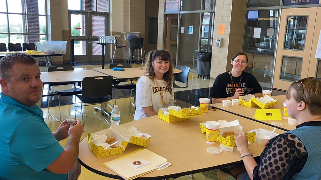 DenisonASL's tweet photo. @DISDLearns Thank you for the @chickenexpress! Yummy!! #dhs1lovesesussomechicken https://t.co/RRf8plAfLV
