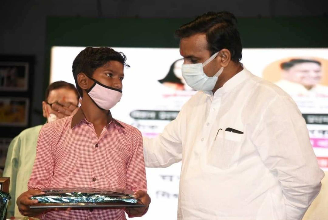 माननीय बेसिक शिक्षा मंत्री डॉ सतीश द्विवेदी जी द्वारा लखनऊ में उत्तर प्रदेश महिला शिक्षक संघ द्वारा आयोजित मिशन प्रेरणा एवं ई पाठशाला पर आधारित राज्य स्तरीय संगोष्ठी को संबोधित किया गया । महिला शिक्षक संघ का पूरा परिवार आपको हृदय से धन्यवाद व आभार ब्यक्त करता है ।