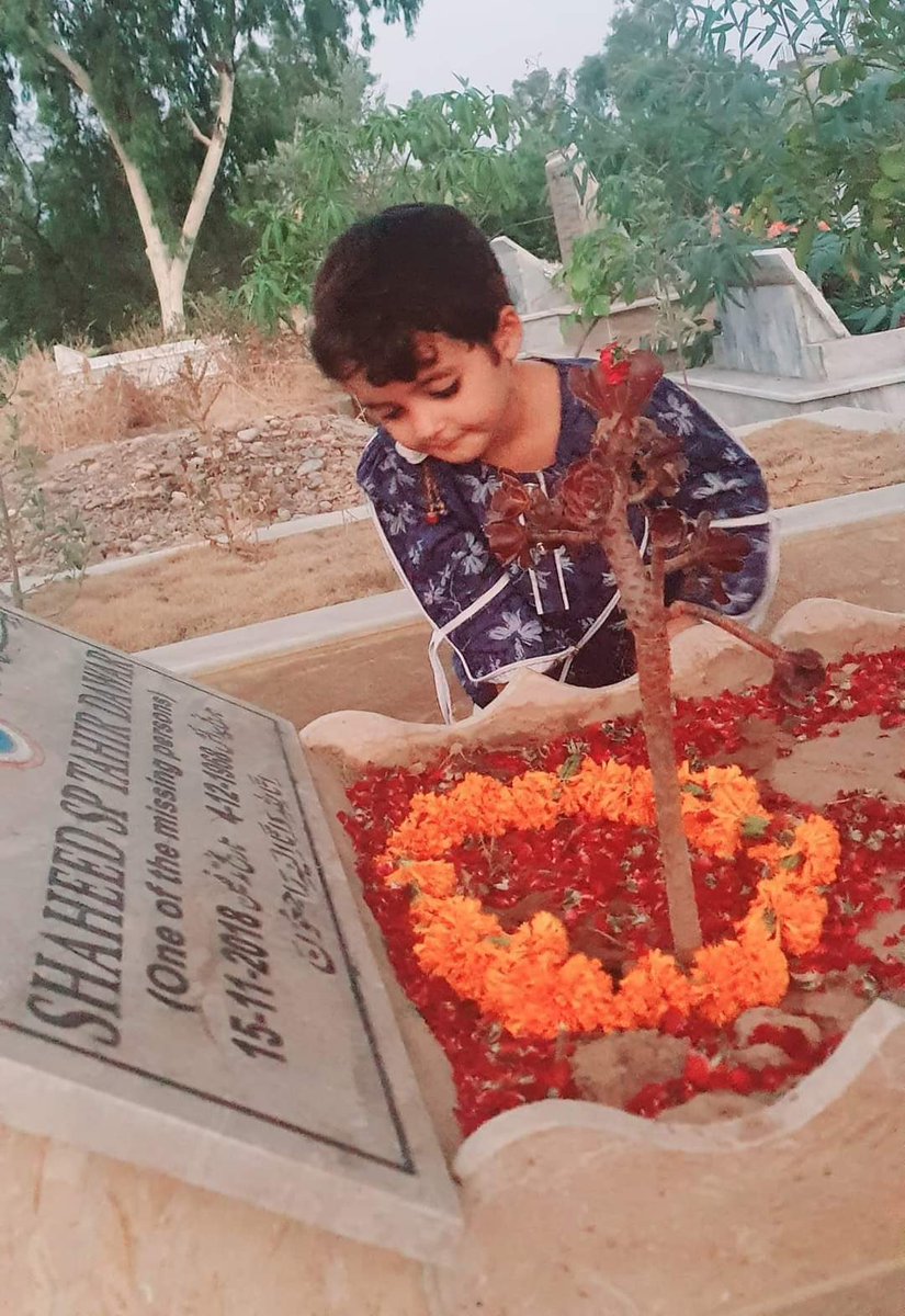 KalamWazir's tweet photo. جنگ جس شکل میں ہو زمینی نظام کو درہم برہم کر دیتا ہے. ہمارے وطن میں جاری جنگ نے ہمیں ہر طرح سے اثر انداز کیا ہے.وطن کے انتہائی بہادر پولیس افیسرز اس جنگ کا شکار بنے ہیں.اس جنگ میں ہم بہت سے قیمتی لوگ کھو چکے ہیں جن کی خلاء ہم کسی بھی صورت پوری نہیں کرسکتے 
 #PoliceMartyrsDay2021 https://t.co/XcVLVTtYsK