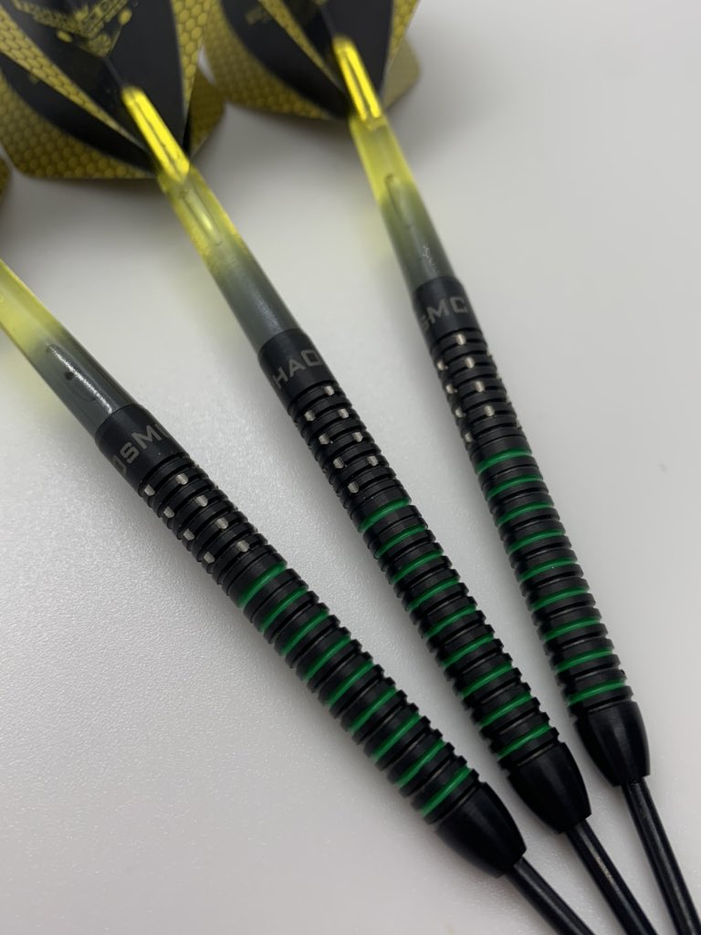 DartsFactory01's tweet photo. Final Design to Finished Product for @cha0sMCB180 

90% Tungsten 21g
54.6mm x 6.2mm

Black Coating with logo engraving and grenade style grip cut to leave silver sections after coating, finished with green paint

Also have 2 sets for sale if interested

What do you think? https://t.co/OTmR43sxjs