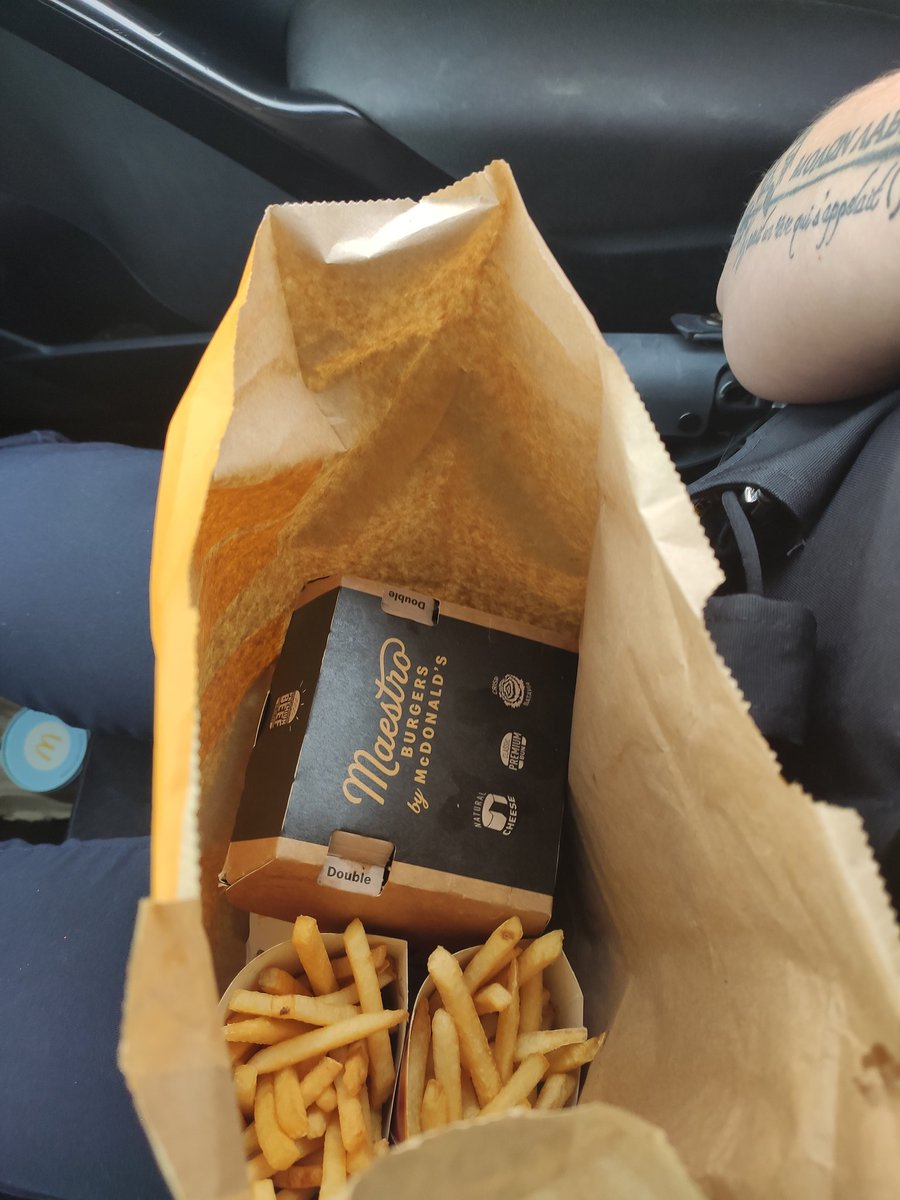 Shadow3105's tweet photo. Arriver au drive Macdonald en véhicule de service et vous entendre dire que le type de devant a payer pour vous .. on me l'avait jamais faite ..
#Macdrive
#Macdonald
#PoliceBelge https://t.co/Yp7DsWFX0M