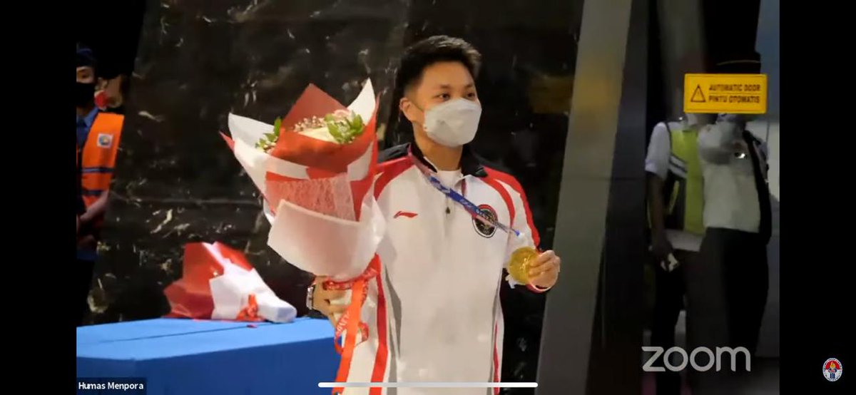 BadmintonTalk's tweet photo. #GOLD medal and #OLYMPICS CHAMPION #Badminton - Apriyani Rahayu

#Tokyo2020 https://t.co/lz9JJQa77a