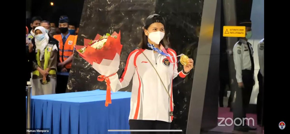 BadmintonTalk's tweet photo. #GOLD medal and #OLYMPICS CHAMPION #Badminton - Greysia Polii

#Tokyo2020 https://t.co/cRhAJPhbOW