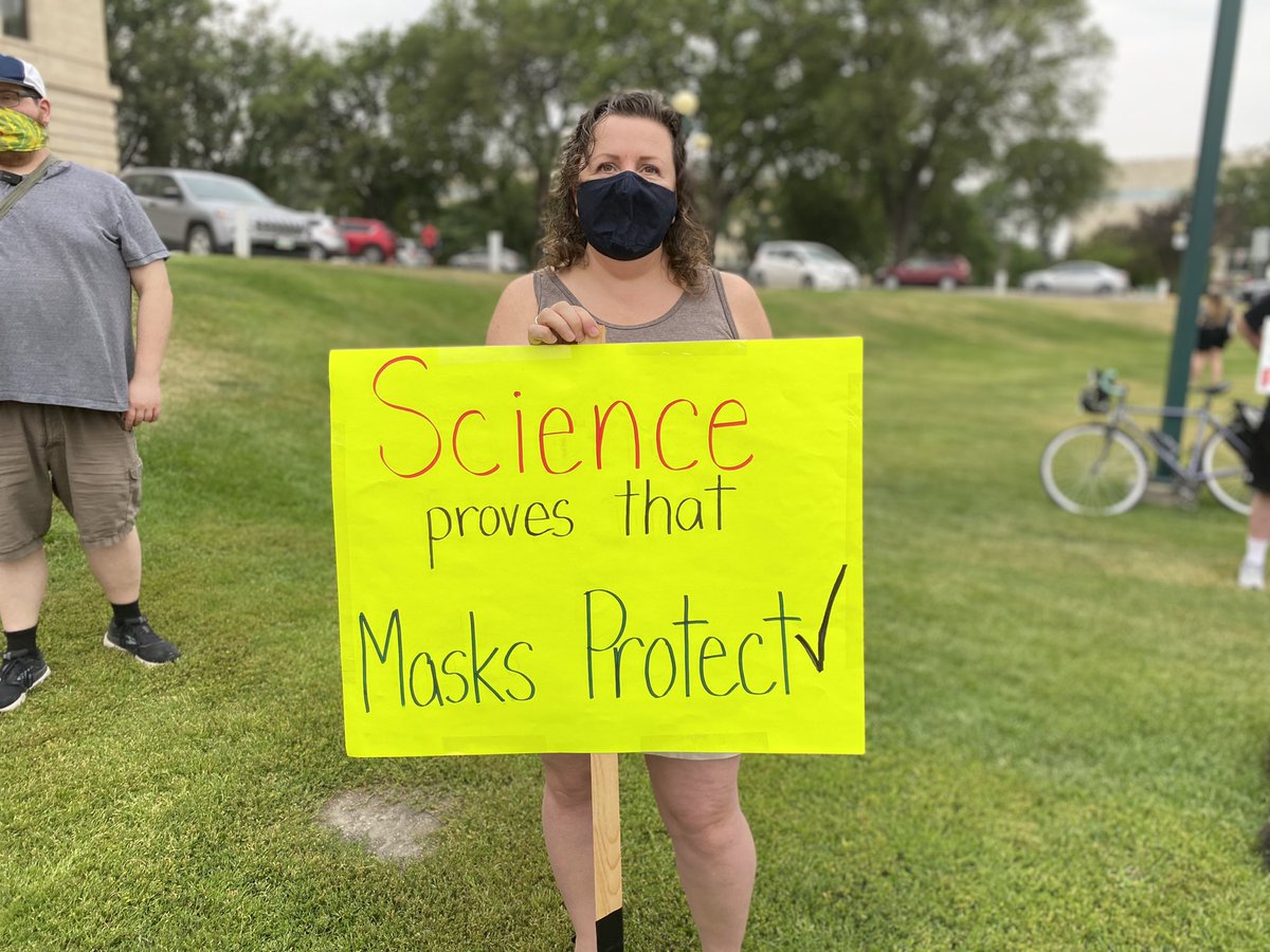 Nicole Lafrenière, enseignante, se dit très préoccupée par la levée du port du #masque obligatoire au Manitoba, surtout pour ses élèves. « La science prouve que les masques protègent » peut-on lire sur son affiche. #rcmb #covid19