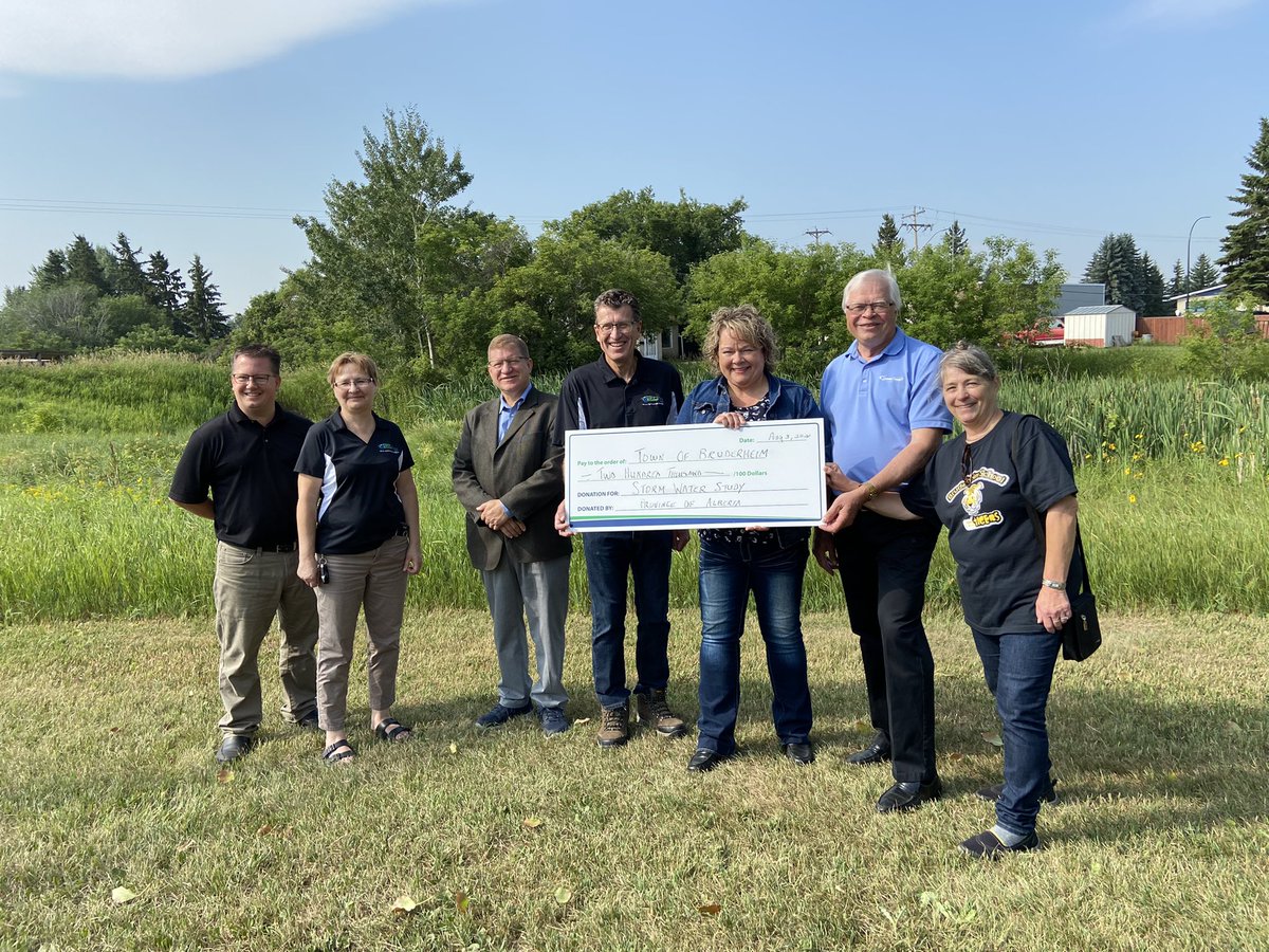 And the celebrating continued @Bruderheim today with recognition of the provinces support of a Community Partnership grant of $200,000 to @Bruderheim and @LamontCounty to study the overland drainage through the community. @HomeniukJ #RegionalCollaboration @ResilientRurals