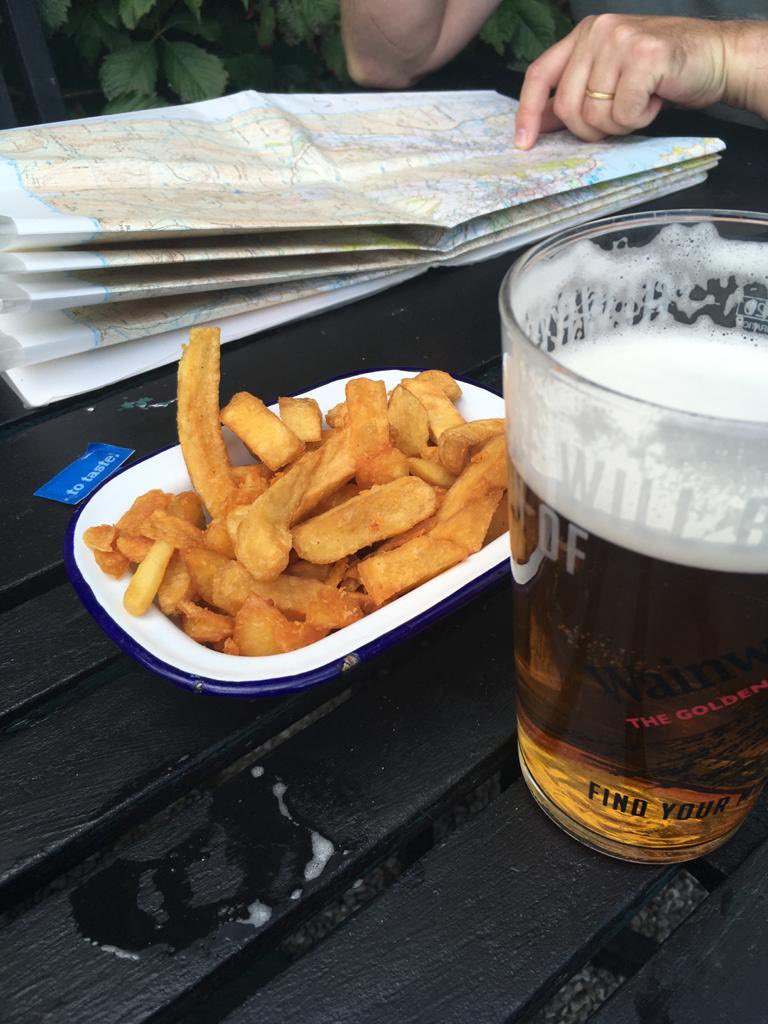 Great day today up #wansfellpike with <a href="/willbebbz/">will</a> with cheeky <a href="/Everton/">Everton</a> shirt on and a beer and chips at the <a href="/Mortalmaninn/">Mortal Man Inn</a>