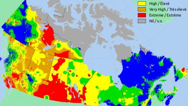Sask currently has the largest area at extreme fire risk. This encompasses all of the crop-growing regions... right as harvest is beginning. 

To help prepare farmers for a fire-safe harvest, we've made a list of options to help prevent or manage a fire if it occurs [THREAD]⬇️