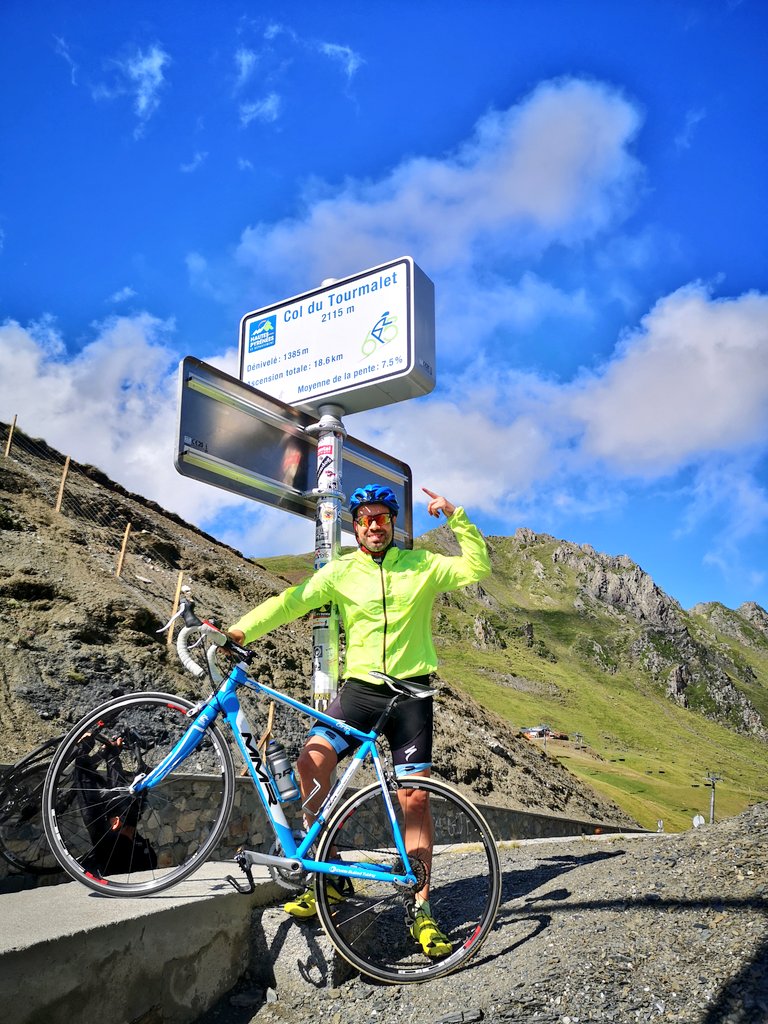 sergiotomeglez's tweet photo. Un poco de entrenamiento previo, un poco de corazón leonés, un poco de ánimos de los ciclistas que te ven subir, y por último un empujón de mi tío Mario recientemente fallecido justo en la zona más dura...ET VOILA !!!!! #coldetourmalet #2115mt #retoconseguido #enmispiernas https://t.co/xcKKmOEIkD