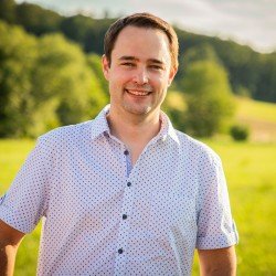 So sehen Helden aus: Peter Klar ist Bürgermeister der Gemeinde Laab im Walde und gleichzeitig Arzt. Er hat eifrig seine Gemeindeangehörigen durchtelefoniert und sie zum Impfen überredet. Und darum hat Laab im Walde jetzt eine rekordverdächtig hohe Impfquote. Danke, Peter Klar!