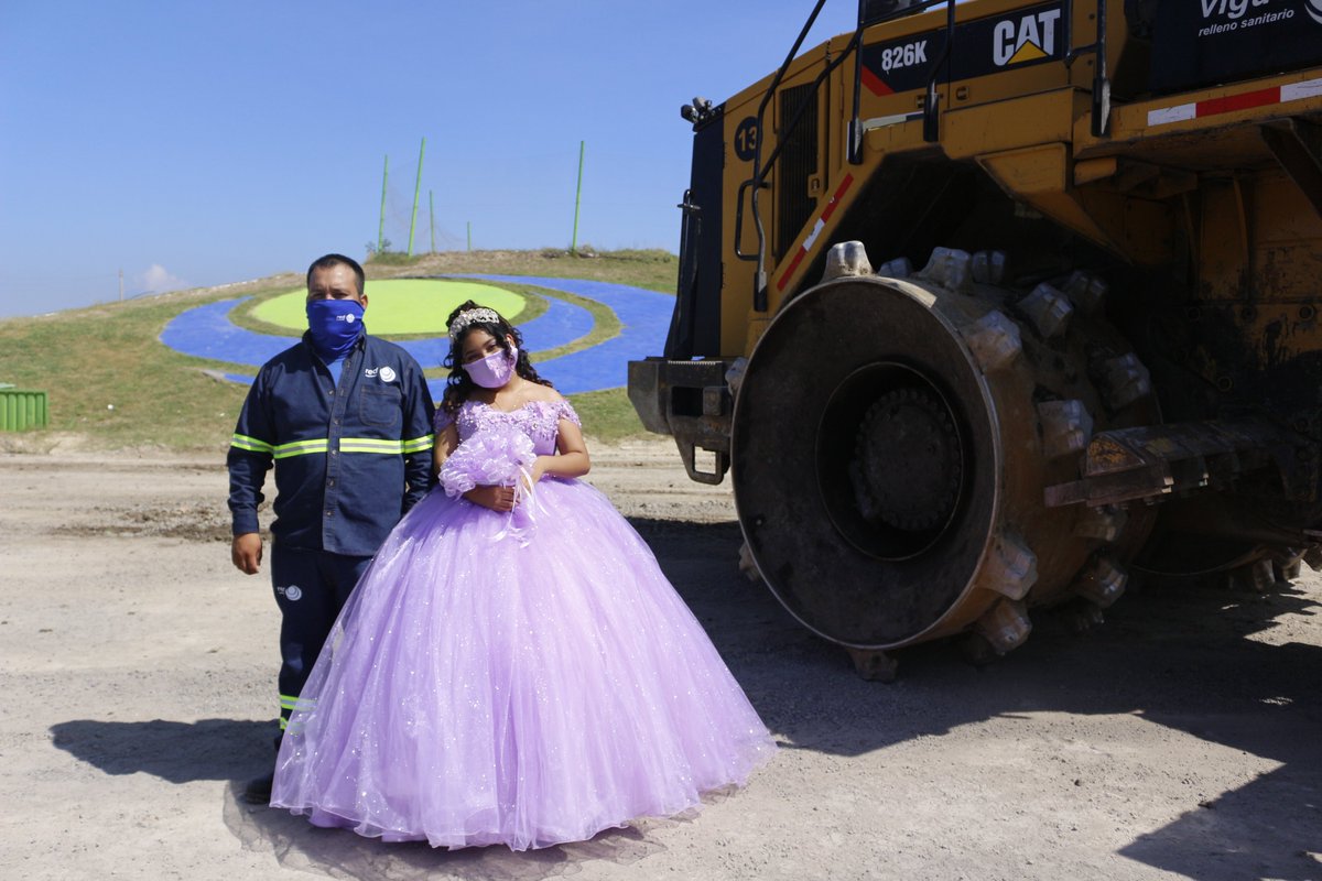 RedAmbiental_Mx's tweet photo. Esta hermosa quinceañera está tan orgullosa del trabajo de su padre quien es operador de compactadora en Vigue Relleno Sanitario que quiso capturar este gran día a su lado ¡Nos da mucho gusto ser parte de este gran día para Diana y su papá Jorge. ✅
¡Muchas felicidades! 🎊 https://t.co/nzOZTeJhWa