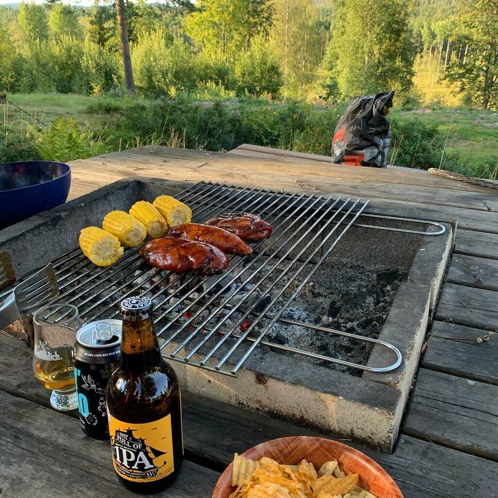 Ola Eklöf (@frikast) on Twitter photo En härlig dag med utflykt till <a href="/bredsjobla/">Bredsjö Blå</a> för lunch men även en leverans av virke och material till altanen på baksidan. Det gav lite jobb också. Nu grill och gott. #grillöl #eybro #shipfullofipa #olwchips instagr.am/p/CSKQ8-VIyme/ En härlig dag med utflykt till <a href="/bredsjobla/">Bredsjö Blå</a> för lunch men även en leverans av virke och material till altanen på baksidan. Det gav lite jobb också. Nu grill och gott. #grillöl #eybro #shipfullofipa #olwchips instagr.am/p/CSKQ8-VIyme/