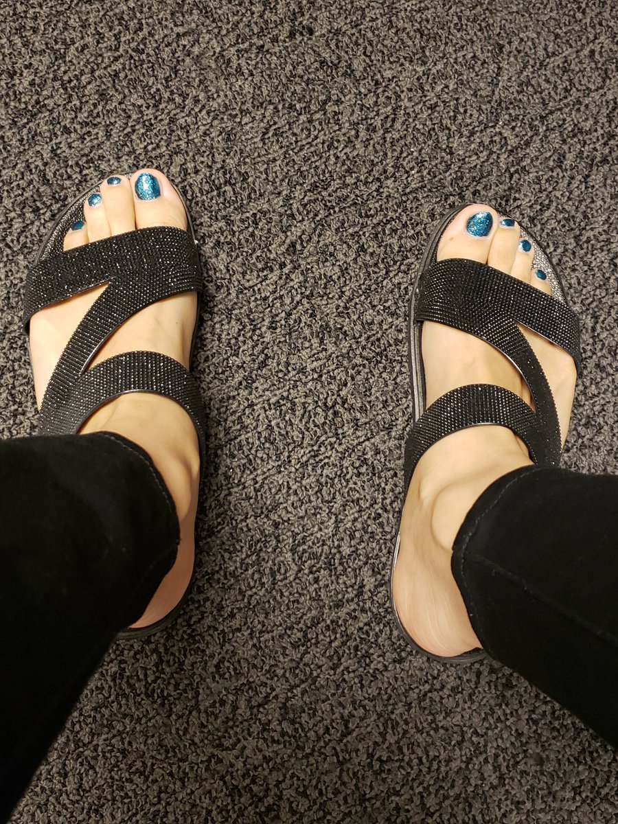 msvanitylang's tweet image. Hand and feet pics for y&apos;all today. ✋🦶 I actually got a pedicure last week too, just now posting a pic of it for the first time. 😜

#handpics #feetpics #handmodeling #gelmani #gelmanicure