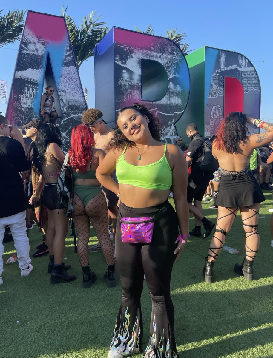 its_amberrr06's tweet photo. went pretty HARD for my first festival 🙌 https://t.co/x3IV4AVwUD