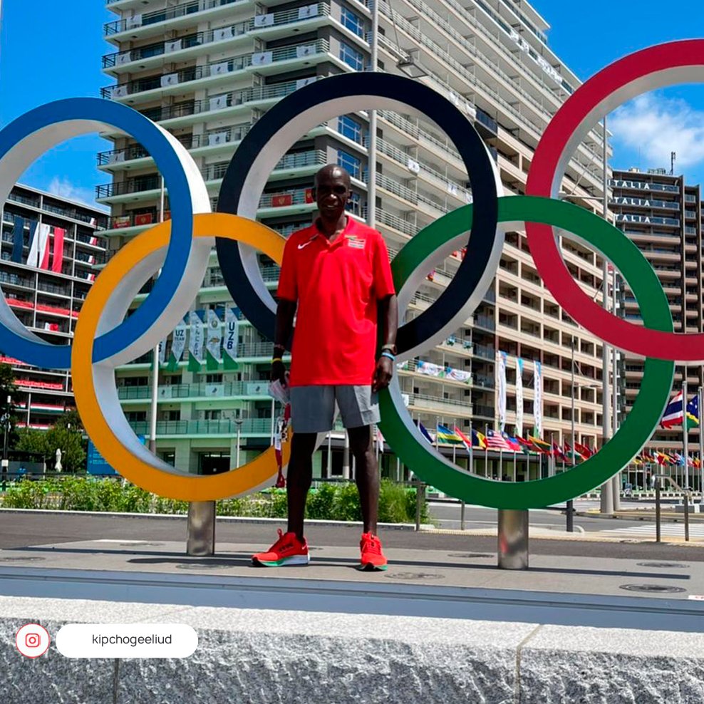 ESPNRun's tweet photo. ¡Eliud Kipchoge ya llegó a #Tokyo2020! 🏃🇰🇪

Emocionado y con mucha energía, el maratonista keniata intentará defender el título que obtuvo en #Río2016. ¿Lo logrará? 

@EliudKipchoge https://t.co/4OakujYvCx