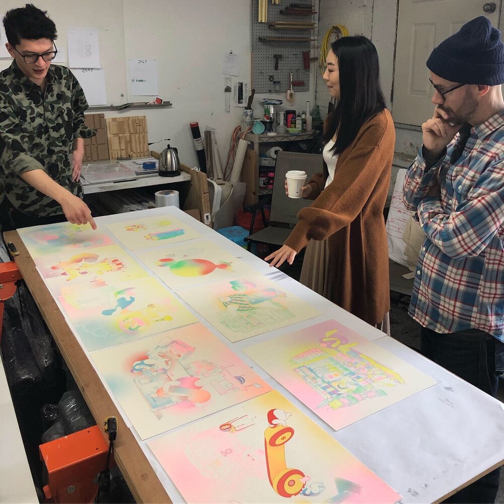 ThePrintCenter's tweet image. Take a #behindthescenes peek at the making of some of the prints that are on view in “Qiaoyi Shi: Birthday Party!” 

Image 1: (left to right) David Moy, Qiaoyi Shi &amp;amp; Amze Emmons at Channel Graphics’ Studio
Image 2: Qiaoyi Shi &amp;amp; Amze Emmons, Mobile Suit Watermelon 6, 2019
#phlarts