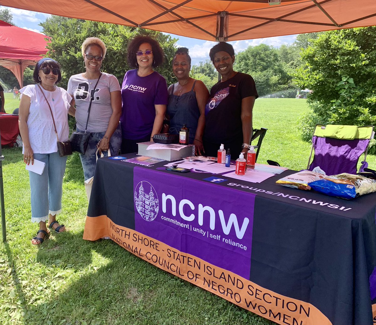 janetlleslie's tweet photo. Just returned from @SnugHarborCCBG, attended their Sprinklefest. Tabled for @ncnwsi with @mnmeyers and @ByfieldDr. Saw @Hershot1 https://t.co/iVN9ZXWIvS