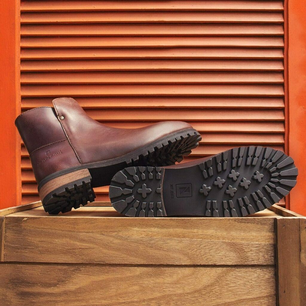 JunoJonesShoes's tweet photo. Just look at that tread! #nonslip #oilresistant #steeltoe #astm #compressionresistant #impactresistant #punctureproof #osha #ykkzipper #luxurysafety #womenwhobuild #handywomen #womeninstem #steminist #womeninrealestate #realestateinvesting #commercialrea… https://t.co/RlxlC5WXDj https://t.co/E5YjAzicgU