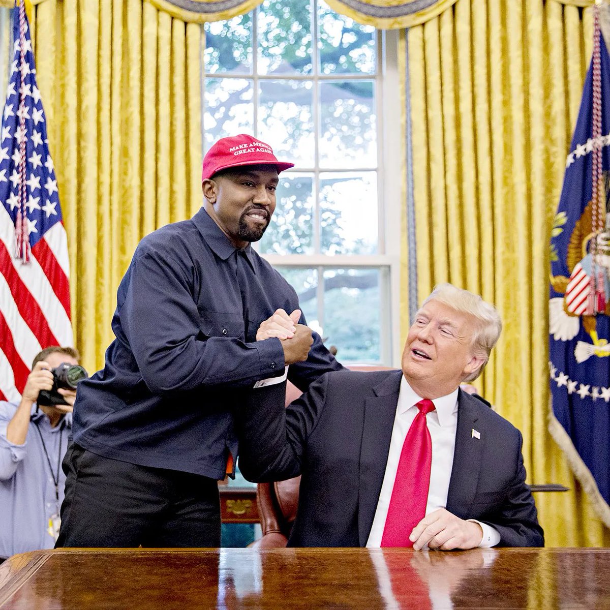 etanthomas36's tweet image. “So #KanyeWest spent the last few years buddying up to a white supremacist who tried to instigate a race war and y’all are still gonna hype his album like none of that happened ? Alright then”
