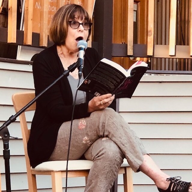 press_alley's tweet photo. No one can quite perform a book reading like the author, especially when that author an award winning actress. 📚🎭 #author #authorreading #actor #dinahmanoff #jackiegold @thedinahmanoff https://t.co/cx6abXxVCh
