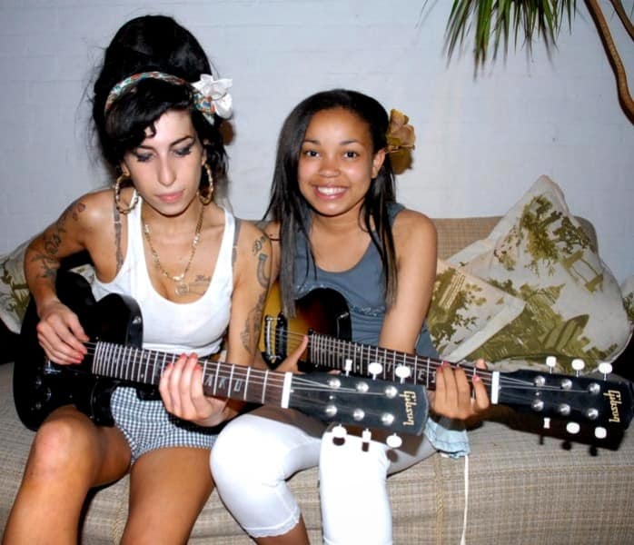 cadenapolitica's tweet photo. ¡No podrás leerla sin llorar!
Esta es la carta que la ahijada de Amy Winehouse, escribió para recordarla en su aniversario luctuoso
@amywinehouse @DionneOfficial #AmyWinehouse #Amy10yearsofchange #AniversarioLuctuoso
https://t.co/Hzo3XiEDlP https://t.co/9GKh1MWzxz
