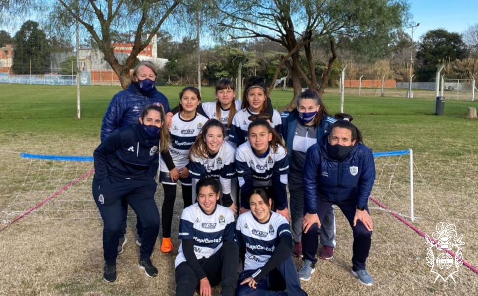 FemeninoCGE's tweet photo. 🐺⚽️ En el inicio de esta semana, arrancamos nuestra participación en los Torneos Bonaerenses de fútbol tenis Sub-18 y Sub-15.

Próximamente, representaremos a La Plata en fútbol de 11 en las categorías Sub-18, Sub-16 y Sub-14. 💪🏼

#DaleLobo https://t.co/jiw6bPMocf