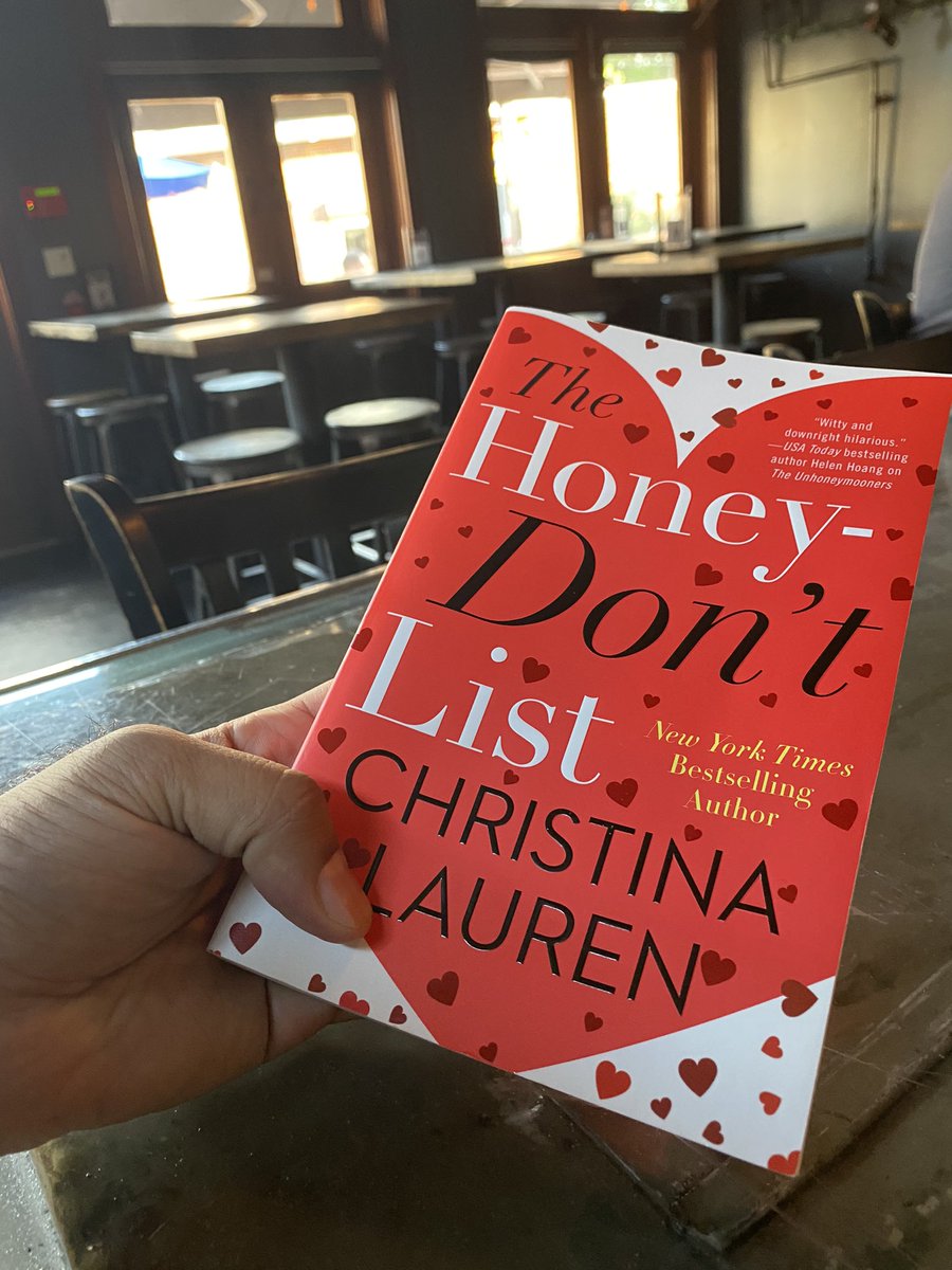 My new favorite self care routine is taking a romance novel to a pub with me, and reading at the bar. Burgers and rom-coms? Perfect. 🥰 Also hi @chrisgrant and @gtomaine it was nice bumping into you! 👋🏽