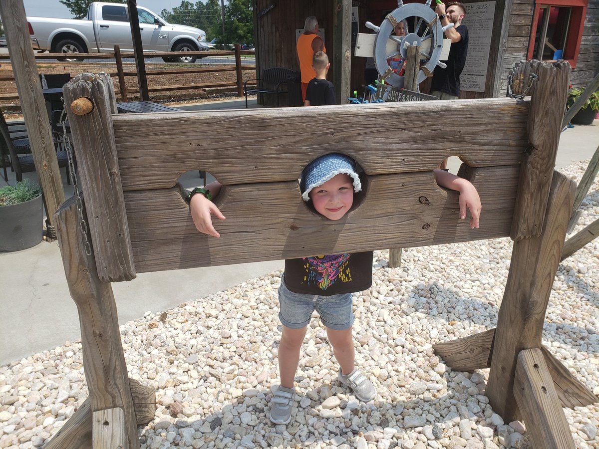 Deeptec's tweet image. Our friends @talemyn and @KayWafflee got married today in a small courthouse, so @spudzilla1325 and I kidnapped their child for the afternoon - I think she had fun...