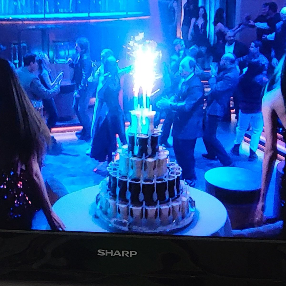 HarmonyWhitlock's tweet photo. OMG!!! I just rewatched 5X12. And I JUST realized that the cake at the "wrap party" is a TOWER OF PUDDING!!! How did I not catch that before?
#Lucifer #Season5B #PoorDan #Pudding https://t.co/k8kyGR16S4